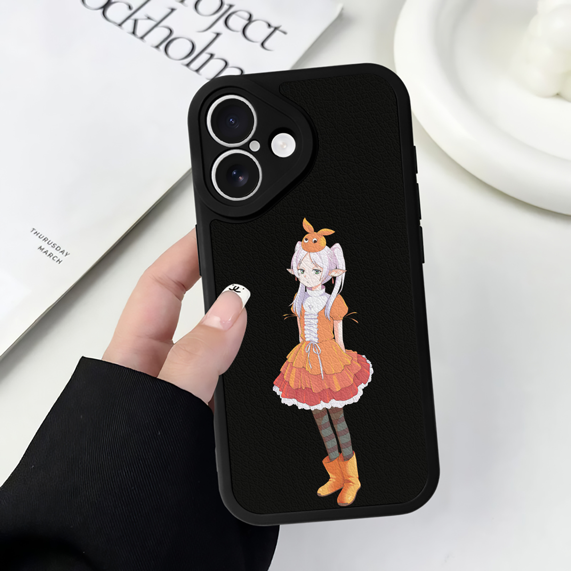 （画像用） 葬送のフリーレン Frieren 【iPhone 16シリーズ対応】シリコンスマホケース（レザー調） 材質：シリコン